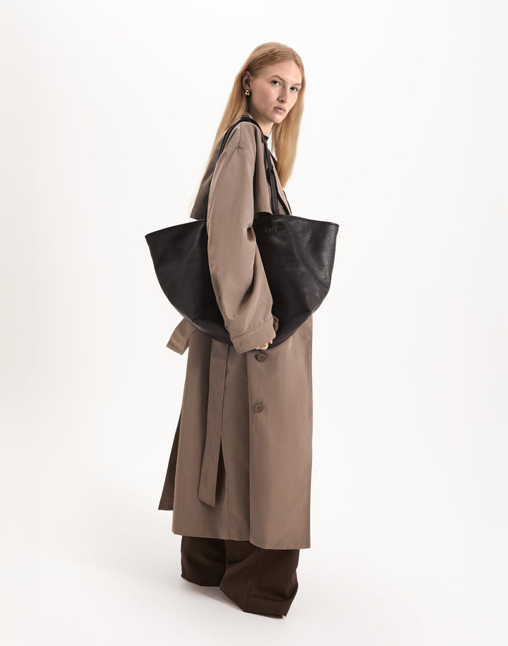 HYER GOODS Mercato soft tumbled leather tote back #color_black-gold