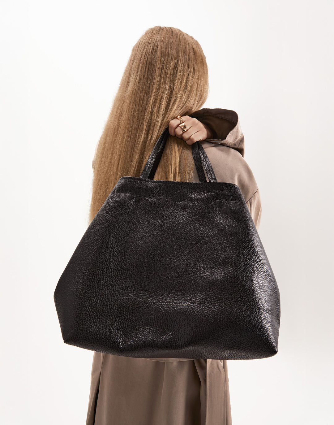 HYER GOODS Mercato soft tumbled leather tote back #color_black-gold