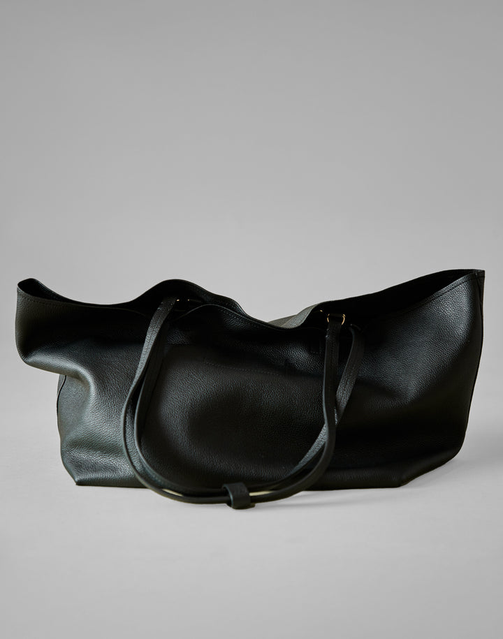 HYER GOODS Mercato soft tumbled leather tote back #color_black-gold