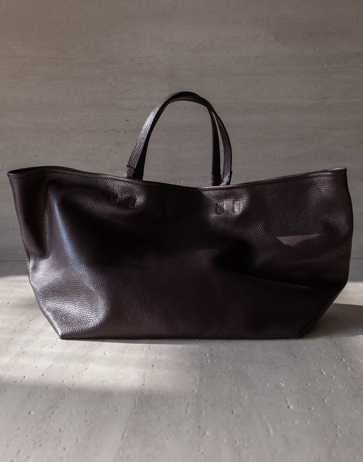 HYER GOODS Mercato dark brown tumbled unlined leather tote back #color_dark-chocolate