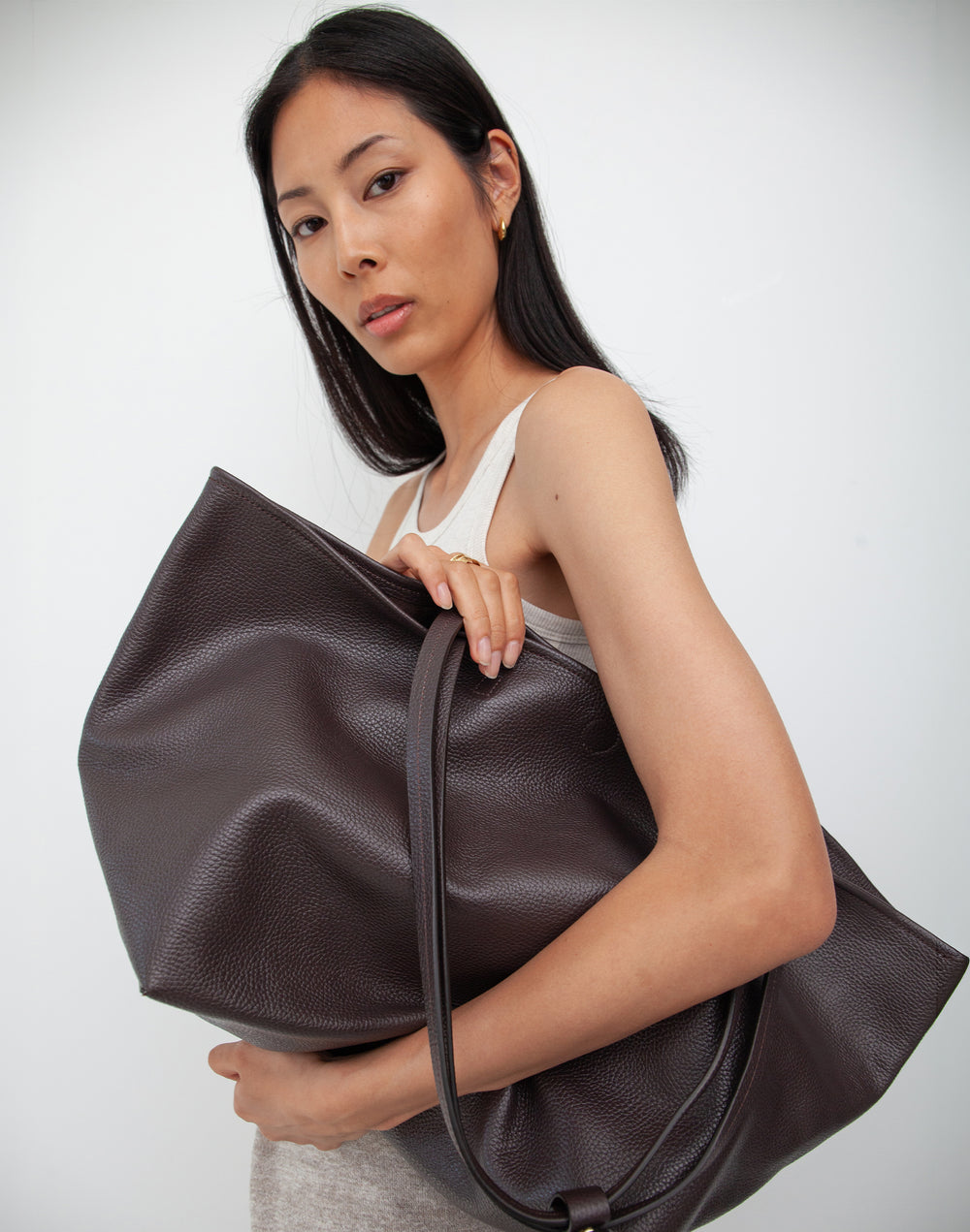 HYER GOODS Mercato dark brown tumbled unlined leather tote back #color_dark-chocolate
