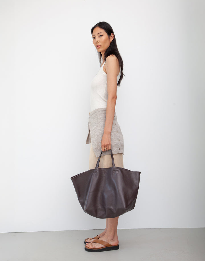 HYER GOODS Mercato dark brown tumbled unlined leather tote back #color_dark-chocolate