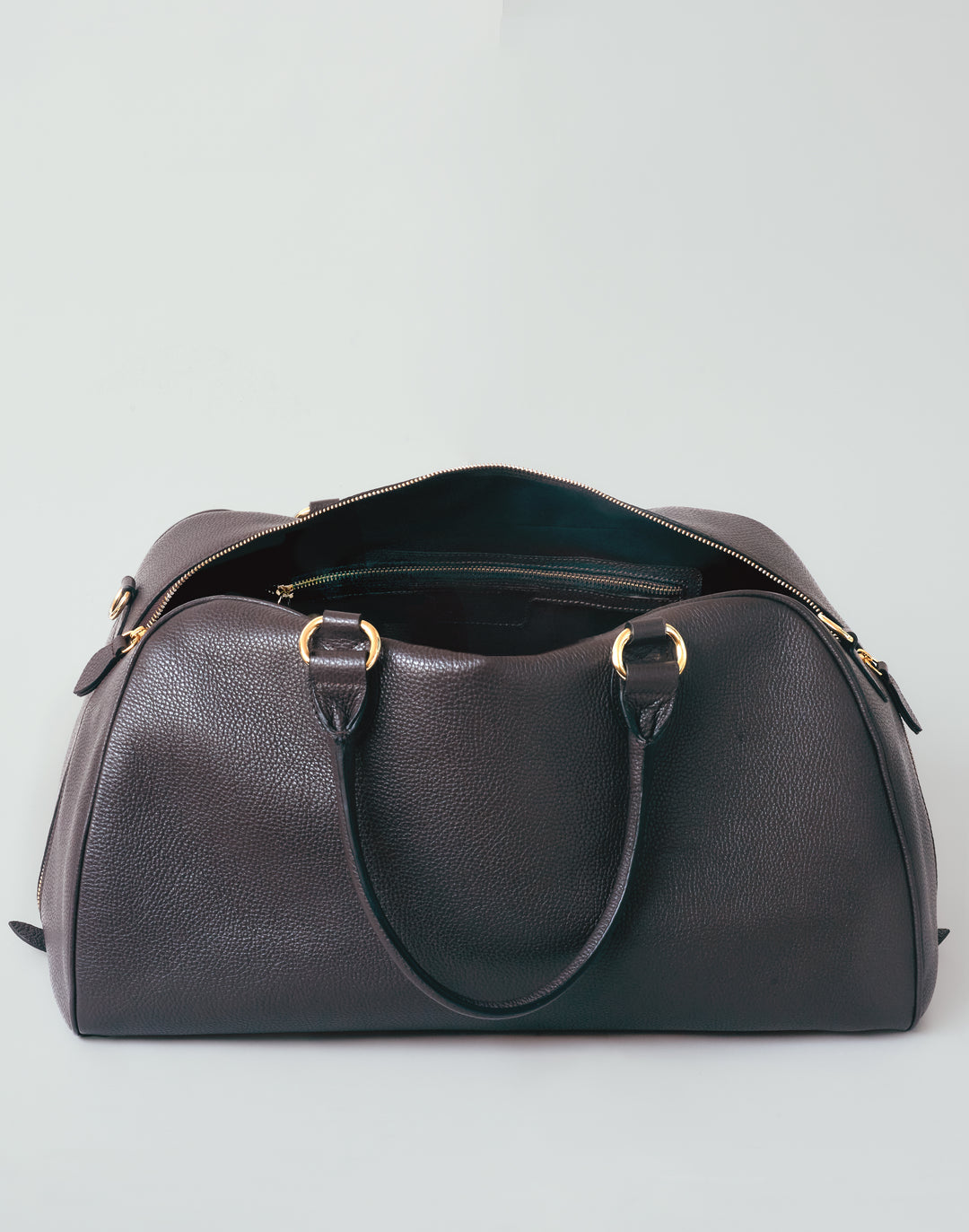 HYER GOODS dark brown leather la via weekender duffel bag side view #color_dark-chocolate