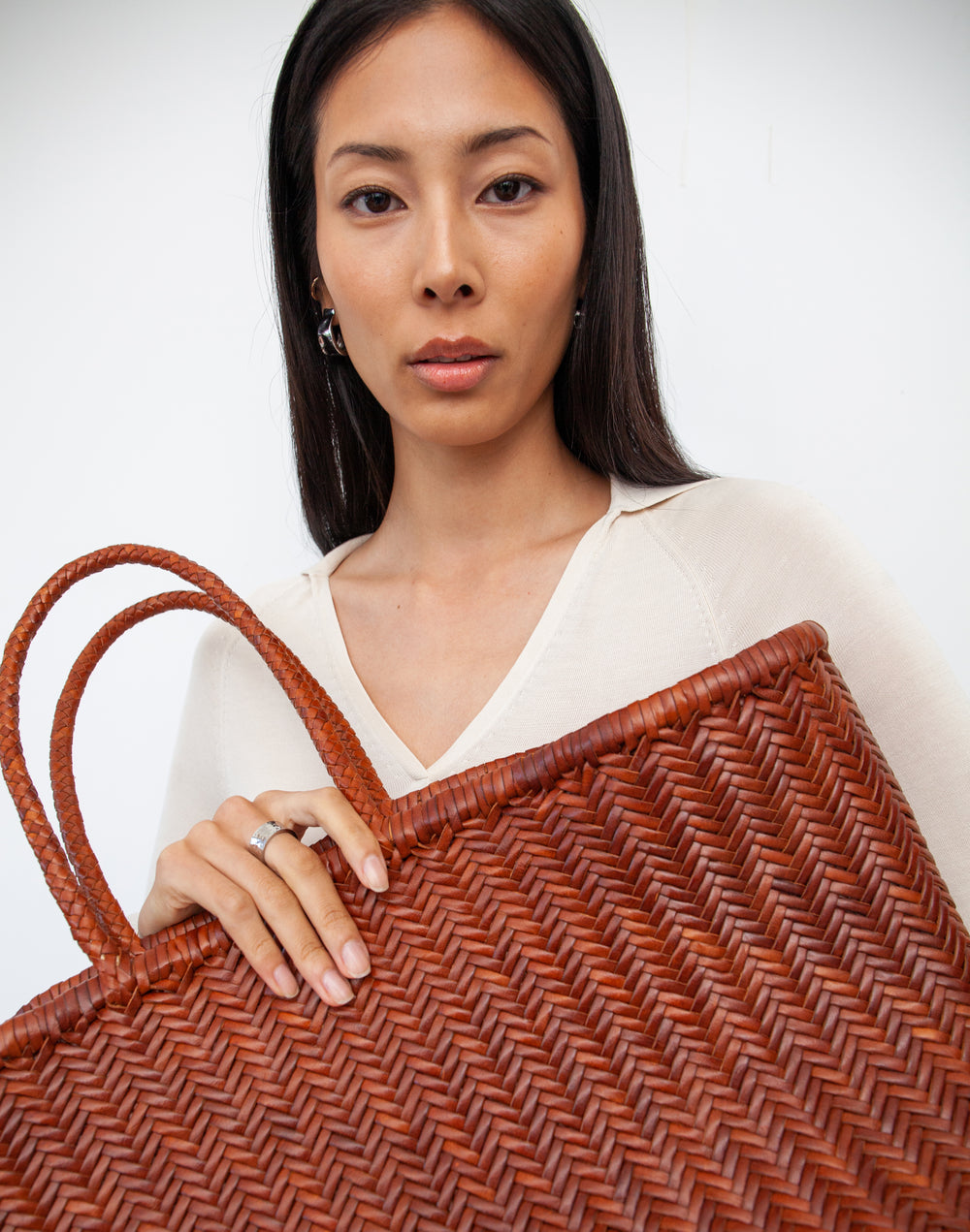 hyer goods tan woven leather oversized mercato summer tote bag close up #color_tan
