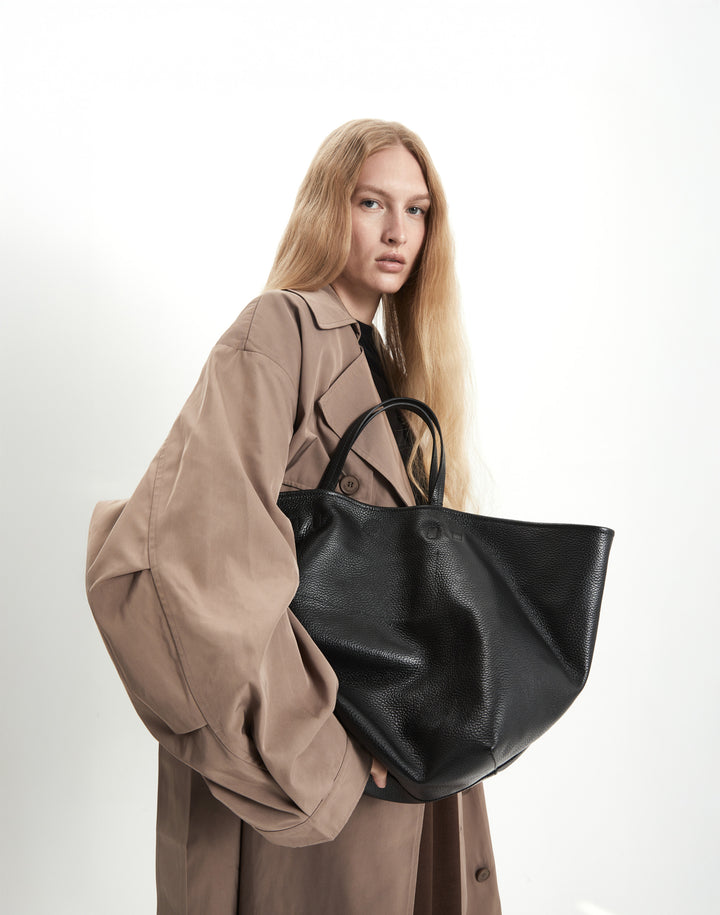 HYER GOODS Mercato soft tumbled leather tote back #color_black-gold