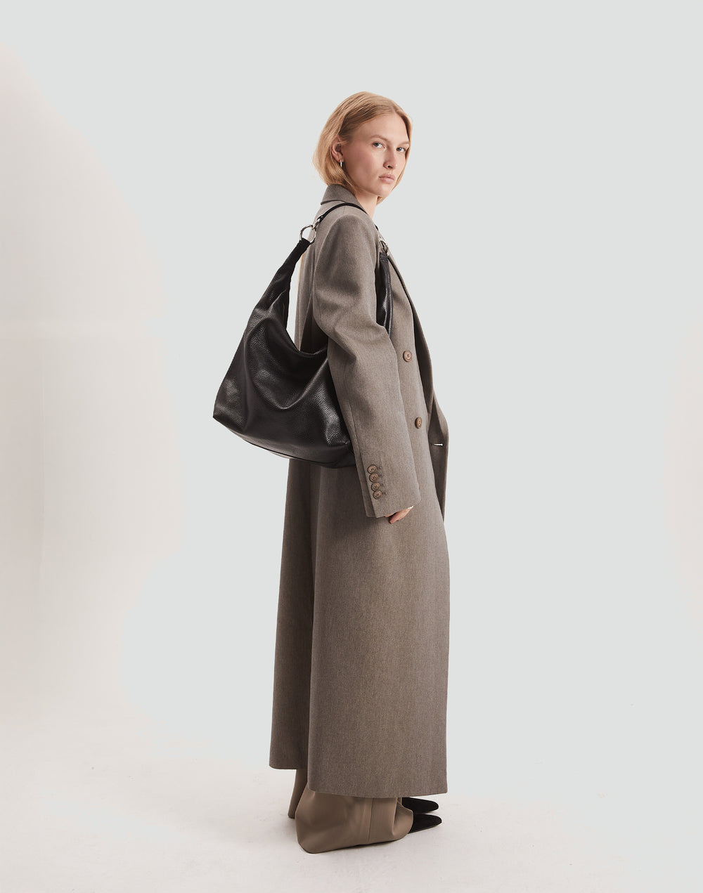 HYER GOODS tumbled leather oversized hobo ring bag black silver#color_black-silver