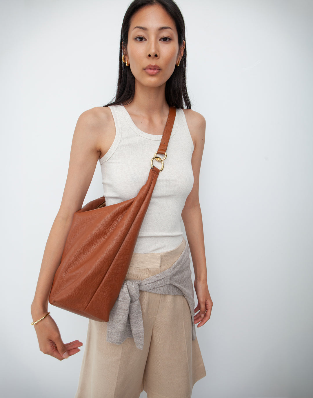 HYER GOODS tumbled leather oversized hobo ring bag brown#color_cognac
