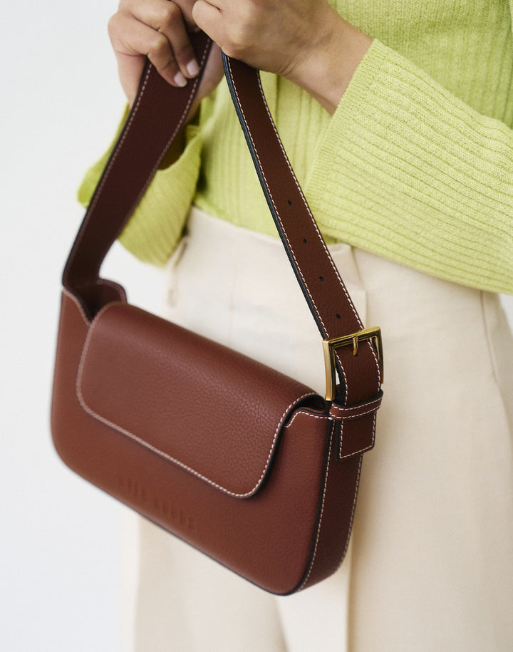 hyer goods 90s baguette shoulder bag with buckle tan brown#color_saddle-brown